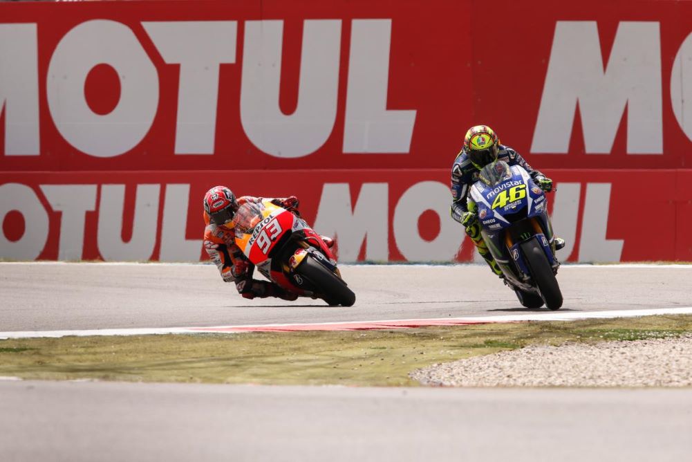 Valentino Rossi dan Marc Marquez saat bersaing di lintasan balap.