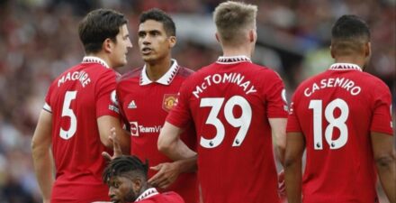 Raphael Varane kala membela Manchester United.