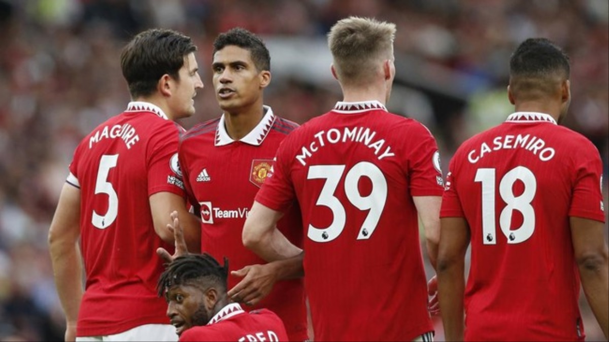 Raphael Varane kala membela Manchester United.
