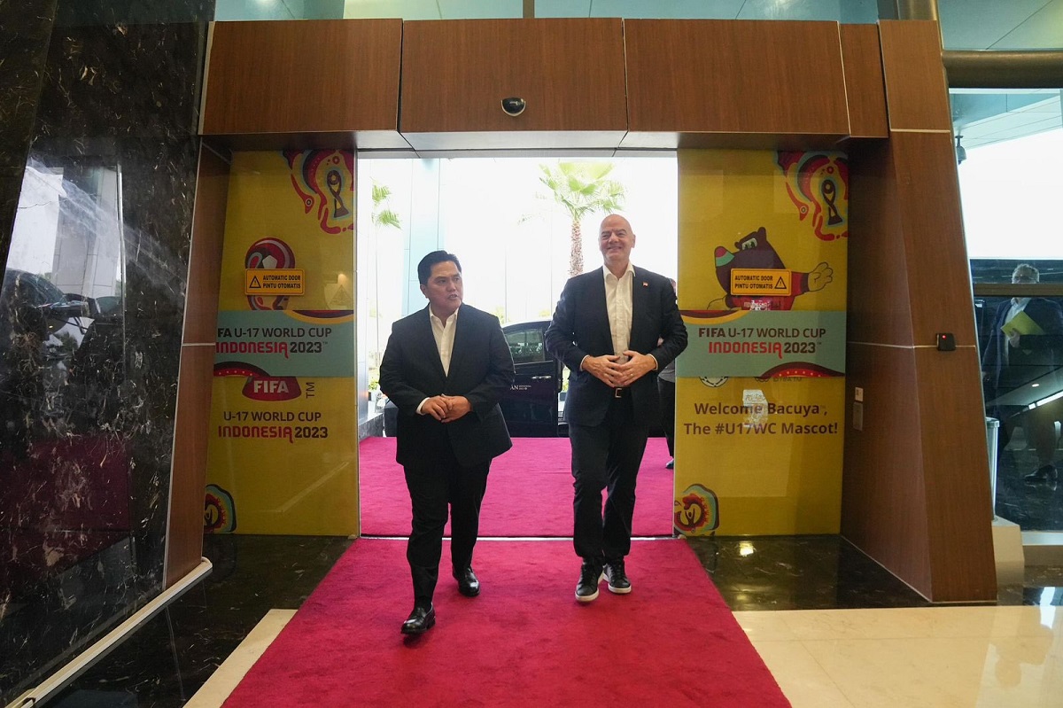 Ketum PSSI Erick Thohir bersama Presiden FIFA Gianni Infantino.