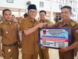 Hendri Septa Serahkan Dana Operasional untuk Penguatan Pembangunan Kota Padang
