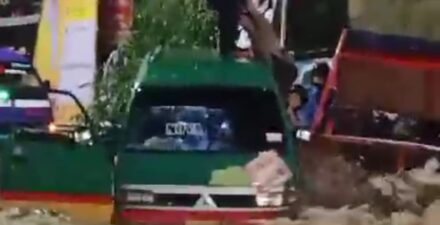 Peristiwa Mencekam, Angkot Terseret Banjir, Evakuasi Penumpang di Cimahi