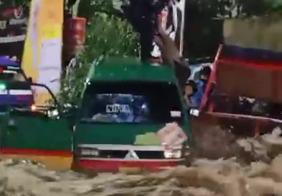 Angkot Terseret Banjir