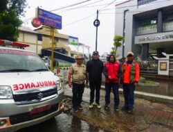 Pemkab Solsel Kirim Ambulance Jemput Warganya Korban Erupsi Gunung Marapi