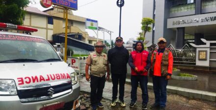 Pemkab Solsel Kirim Ambulance Jemput Warganya Korban Erupsi Gunung Marapi