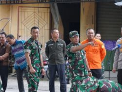 Danrem 102/Pjg Bersama Anggota dan Warga Bersihkan Pasar Kahayan