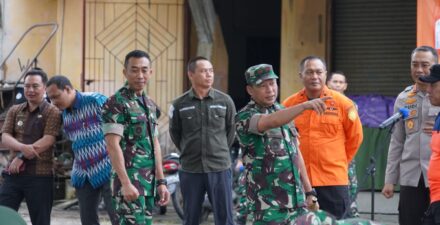 Danrem 102/Pjg Bersama Anggota dan Warga Bersihkan Pasar Kahayan