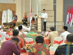 Gubernur Mahyeldi Serahkan Penghargaan bagi Para Guru dan Tendik Berprestasi Sumbar 2023