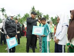 Rangkaian HUT Solsel,Bupati Khairunas Lakukan Sunatan Gratis