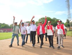Nikmati Liburan Keluarga di Pantai Air Manis, Gubernur Mahyeldi Ajak Imbau Pentingnya Menjaga Kebersihan dan Kenyamanan