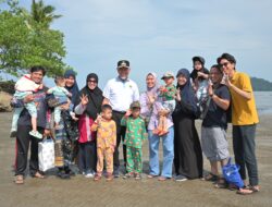 Nikmati Liburan Keluarga di Pantai Air Manis, Gubernur Mahyeldi Ajak Imbau Pentingnya Menjaga Kebersihan dan Kenyamanan