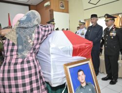 Pimpin Upacara Pemberangkatan Jenazah Kopda Hendrianto, Gubernur Mahyeldi Doakan Almarhum Gugur sebagai Syahid