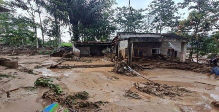Puluhan rumah tertimbun lumpur akibat banjir bandang menghantam Surian, Pantai Cermin, Kabupaten Solok.