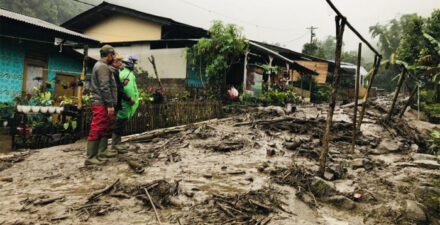 Lumpur timbun puluhan rumah warga akibat banjir bandang di Surian, Kecamatan Pantai Cermin, Kabupaten Solok, Sumatera Barat.