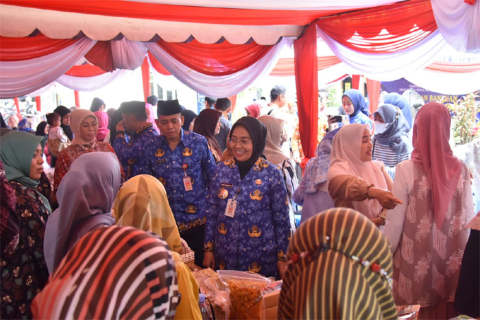 Pejabat Walikota Jambi, Sri Purwaningsih tinjau pegelaran bazar murah