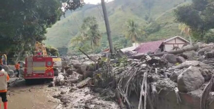Tim berupaya menyingkirkan bebatuan besar pasca banjir bandang menghantam Humbahas, Sumut, Jumt malam.