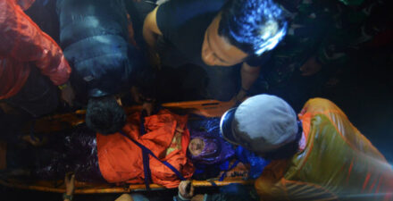 Tim mengeakuasi korban erupsi Gunung Marapi.