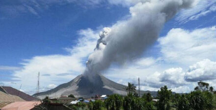 Gunung Marapi dengan kolom abu mencapai setinggi 3.000 meter.