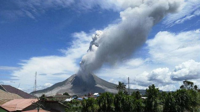 Gunung Marapi dengan kolom abu mencapai setinggi 3.000 meter.