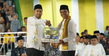Ketua Umum LPTQ Sumbar Audi Joi Naldi saat serahkan plakat ke Bupati Solok Selatan malam pembukaan MTQ di Rimbo Tangah