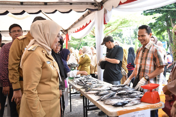 Pejabat Walikota Jambi Sri Purwaningsih tinjau Pasar Murah, Senin 11 Desember 23