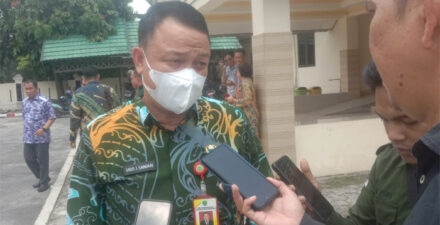 Kepala Dinas Pekerjaan Umum dan Penataan Ruang (PUPR) Pulang Pisau, Usis I Sangkai saat diwawancarai wartawan.