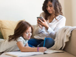 Dampak yang Terjadi Akibat Orangtua Main HP Sambil Mengasuh Anak