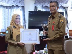 Lucyanel Arlym Serahkan Piagam Penghargaan APE Kementerian PPPA ke Pj Wako Pariaman