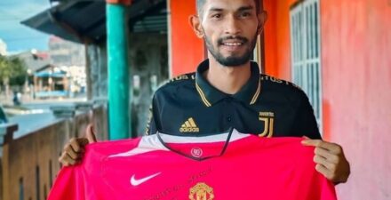 Martunis Ronaldo lelang jersey bertanda tangan Cristiano Ronaldo untuk membangun pesantren.
