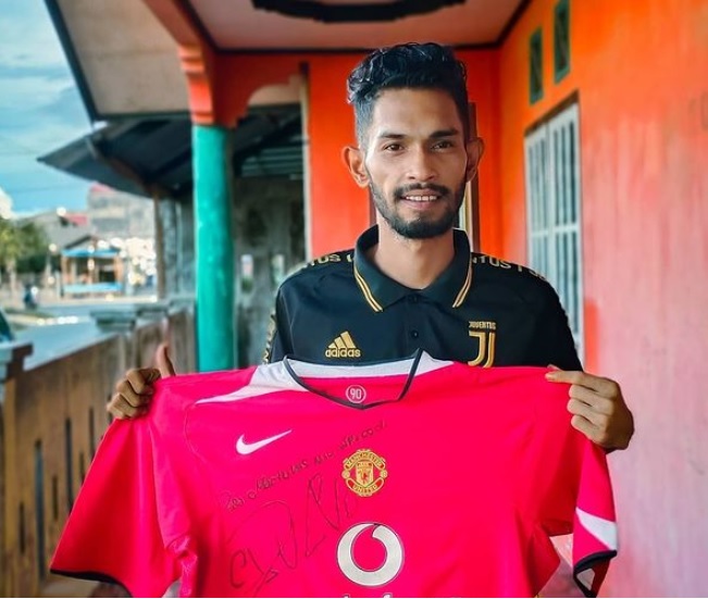 Martunis Ronaldo lelang jersey bertanda tangan Cristiano Ronaldo untuk membangun pesantren.