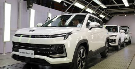 Mobil China tampak di perusahaan perakitan Rusia.