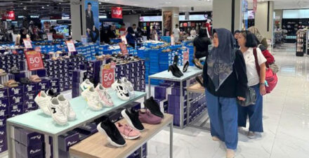 Belum sempat beli sepatu baru buat buah hati? Saatnya beli sekarang di Transmart Full Day Sale, karena bertabur diskon dan harga spesial.
