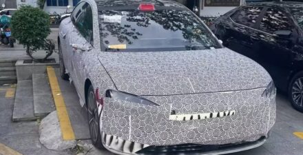 Berselimut stiker, mobil listrik kolaborasi Huawei dengan Baic sudah mulai terlihat di jalanan China.