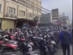 Fenomena Motor Parkir Hingga Tutup Jalan, Tangsel Direspon Netizen