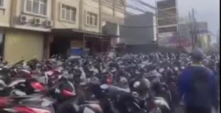 Viral seratusan motor parkir hingga tutupi jalan di Pamulang, Tangsel.