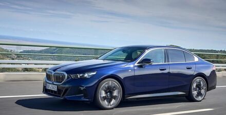 Mobil listrik BMW i5 tawarkan performa menawan dengan desain ciamik.