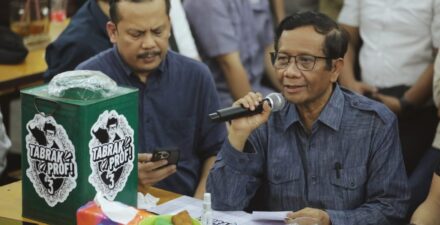 Mahfud MD ngopi bareng ojol di warkop.
