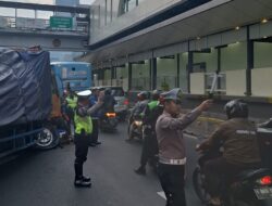 Padatnya Arus Lalu Lintas Akibat Kecelakaan Truk di Gatot Subroto