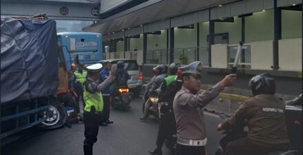 Padatnya Arus Lalu Lintas Akibat Kecelakaan Truk di Gatot Subroto