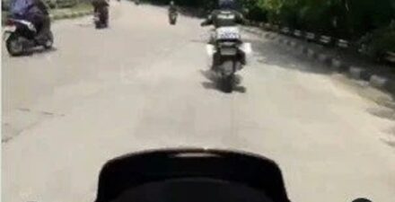 Viral pemotor dikawal polisi gara-gara dikejar debt collector.