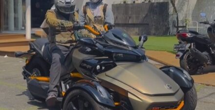 Viral Ustadz Solmed dna April Jasmine motoran naik Can-Am Spyder F3-S, harganya fantastis.