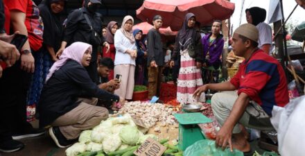 Istri Calon Presiden Ganjar Pranowo, Siti Atikoh, Dengar Aspirasi Pedagang di Pasar
