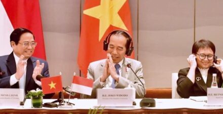 Presiden Jokowi bertemu pengusaha Vietnam.