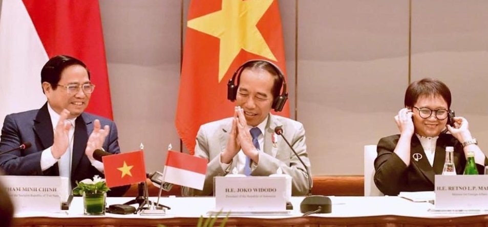 Presiden Jokowi bertemu pengusaha Vietnam.