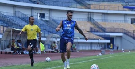 Tyronne del Pino Dipinjamkan ke Ratchaburi FC oleh Persib Bandung