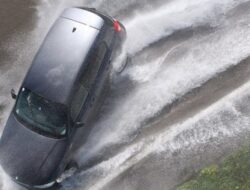 Waspadai Ancaman Aquaplanning,Tips Mengatasi Risiko Meluncur di Genangan Air Saat Hujan