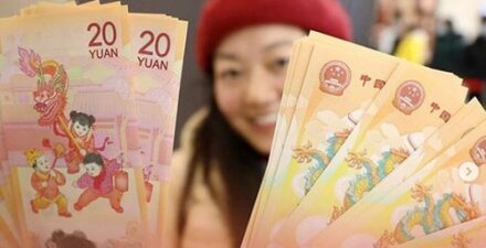 Uang edisi Naga Kayu.