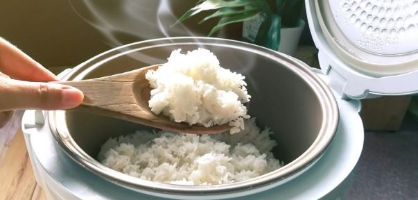 Realisasi pembagian rice cooker gratis.