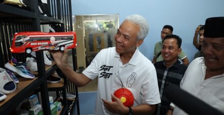 Ganjar Pranowo Kunjungi Pabrik Mainan.