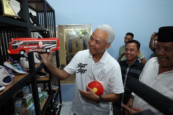 Ganjar Pranowo Kunjungi Pabrik Mainan.